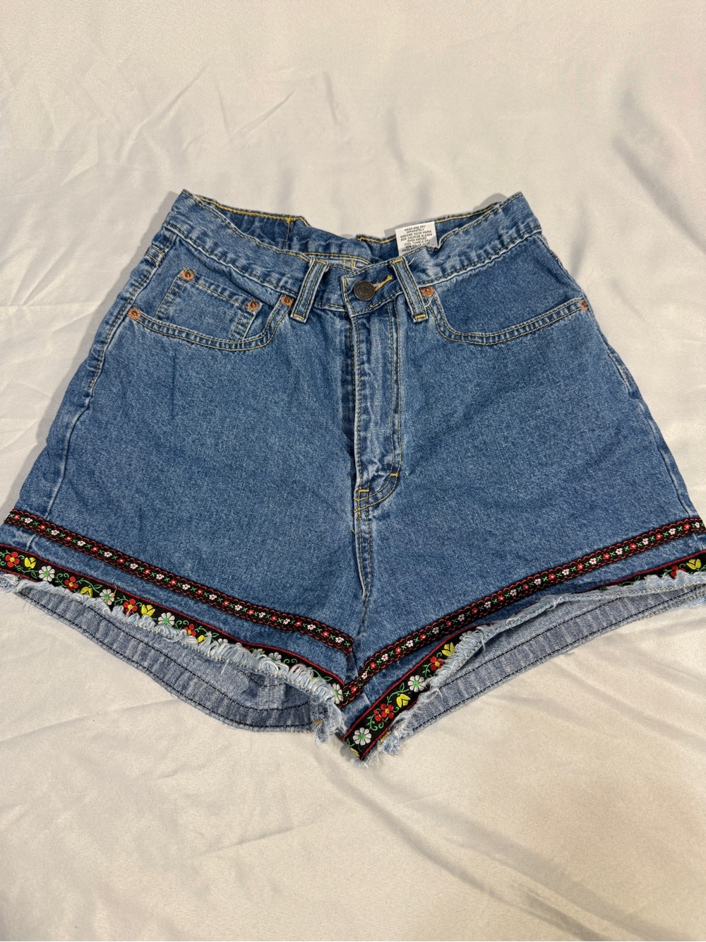 Vintage Jordache Medium Blue Denim Shorts Embroidered Floral Trim Size 9/10